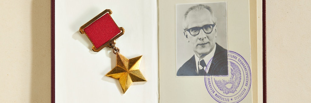 „Held der Sowjetunion“ mit Verleihungsbuch.<br>