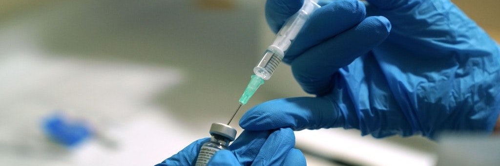 In Großbritannien werden die Menschen bereits mit dem Vakzin von Biontech und Pfizer geimpft.