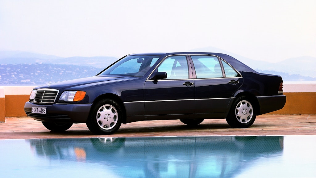Daimlers Dickerchen: Zu Anfang ihrer Bauzeit musste sich die neue S-Klasse der Baureihe W 140 von mancher Seite Spott gefallen lassen. 