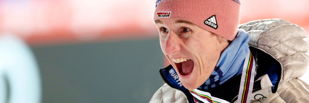 Karl Geiger jubelt über seine Goldmedaille 