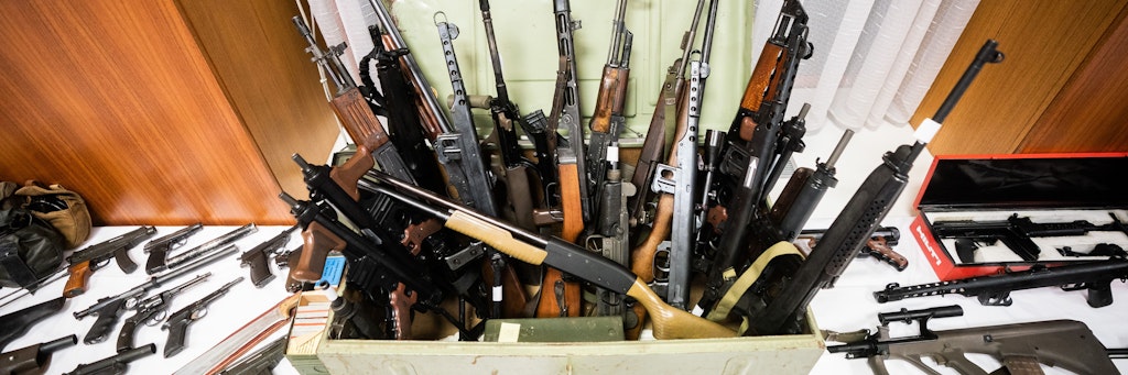 Beschlagnahmte Waffen, die bei der Zerschlagung des rechtsextremen Netzwerks entdeckt worden waren. 