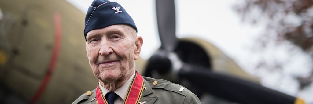 Gail Halvorsen wurde als „Rosinenbomber-Pilot“ berühmt. Jetzt hat sich der 100-Jährige mit dem Coronavirus infiziert. 