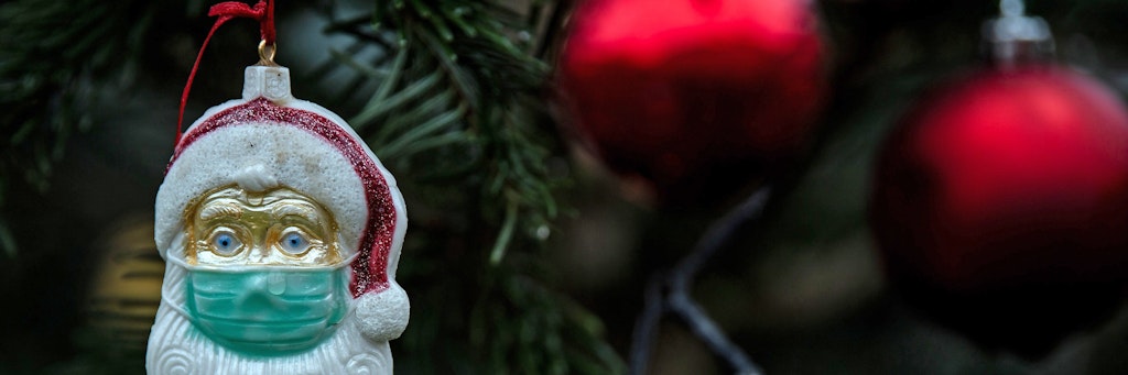Der Weihnachtsmann trägt Schutzmaske. 