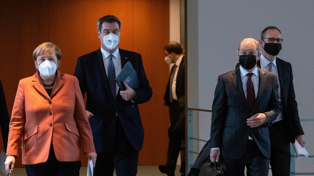 Kanzlerin Angela Merkel (2.v.l.), Bayerns Regierungschef Markus Söder, Vizekanzler Olaf Scholz (SPD) und Berlins Regierender Michael Müller (SPD) nach dem Gipfel-Treffen im Kanzleramt.