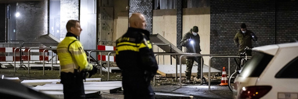 Eine Explosion im Beverhof-Einkaufszentrum hat die Fassade eines polnischen Supermarkts schwer beschädigt. Derselbe Supermarkt war bereits drei Tage zuvor mit einem Sprengsatz angegriffen worden. 