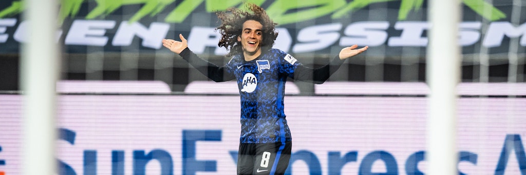Herthas Lockenkopf Matteo Guendouzi jubelt in Mönchengladbach über sein blau-weißes Prämierentor. 