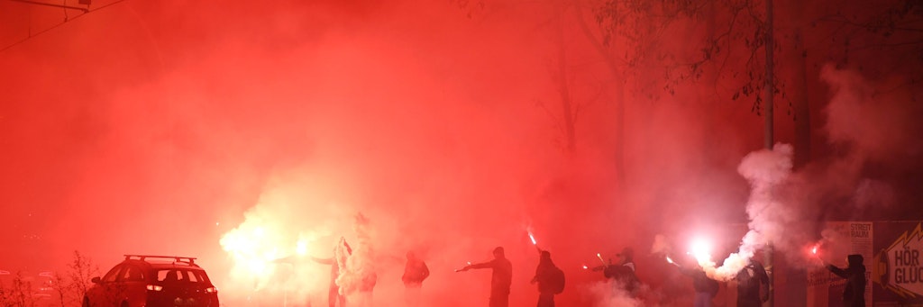 Fans des 1.FC Union begrüßen vor dem Spiel vor dem Stadion An der Alten Försterei den Mannschaftsbus der Eisernen. Die gingen so angeuert dann richtig zur Sache gegen den FC Bayern.
