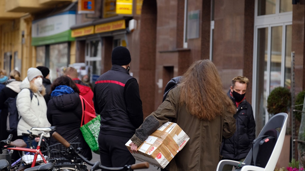 Auch vor der Post in der Eisenacher Straße musste man draußen warten.