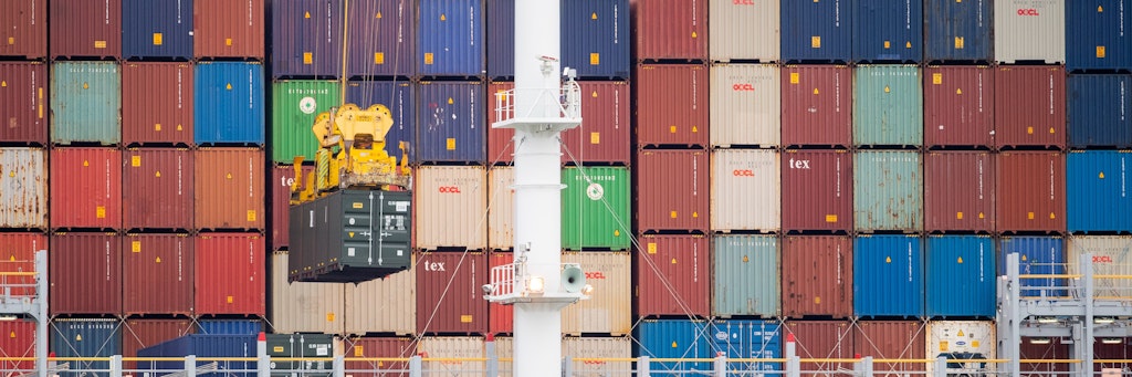 Felixstowe, wichtigster Containerhafen Großbritanniens, ist seit Wochen völlig überlastet, weil Unternehmen und Händler auf der Insel vor einem möglichen harten Brexit mit Zöllen massenhaft Waren bestellten. 