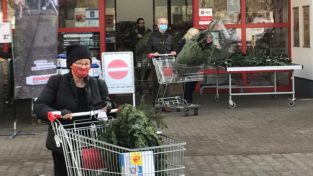 Kundenandrang vor diesem Baumarkt in Potsdam in der Mittagszeit: Neben Weihnachtsbäume wurde auch Tannengrün gekauft.