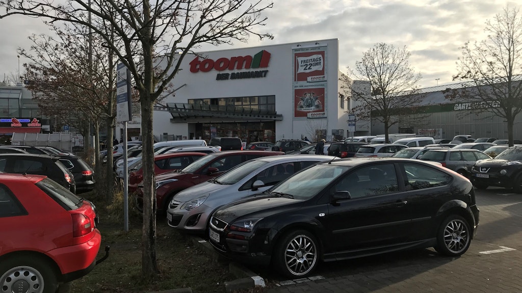 Es ist gegen 12 Uhr, kaum ein Parkplatz vor diesem Baumarkt ist frei.