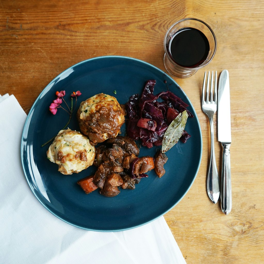Kräftiges Pilz-Bourguignon passt perfekt zu fruchtigem Rotkraut und selbst gemachten Semmelknödeln. 