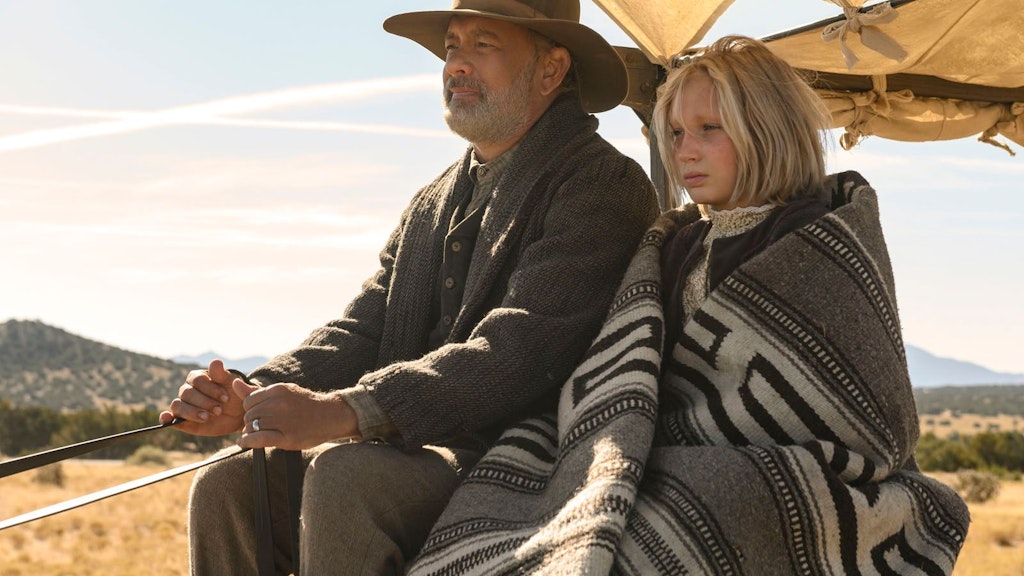 Eine Szene aus dem Film „News of the World“ mit Tom Haks als Captain Jefferson Kyle Kidd und Helena Zengel als Johanna Leonberger.