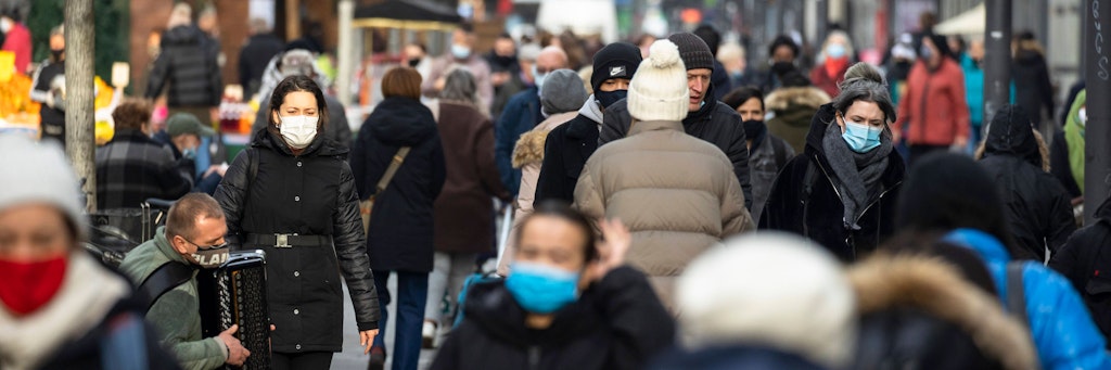 Menschenmenge in der Wilhelmsdorfer Strasse in Berlin einen Tag vor dem Lockdown. 