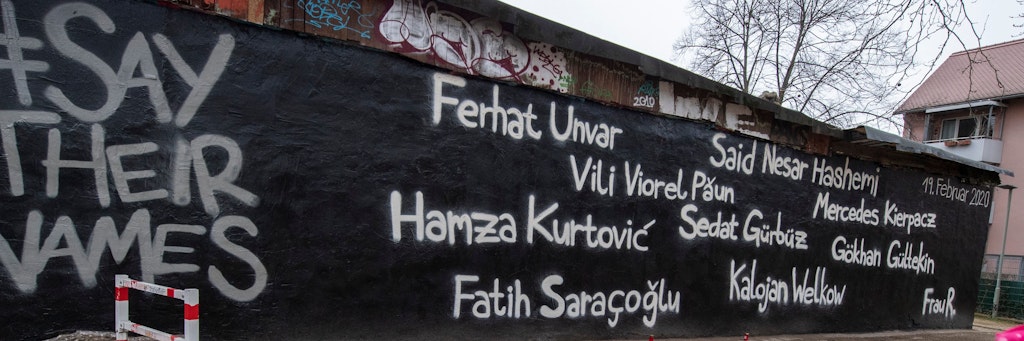 Auf der Wand eines Jugendzentrums in Hanau stehen die Namen der Opfer des rassistischen Terroranschlags aus dem Februar.