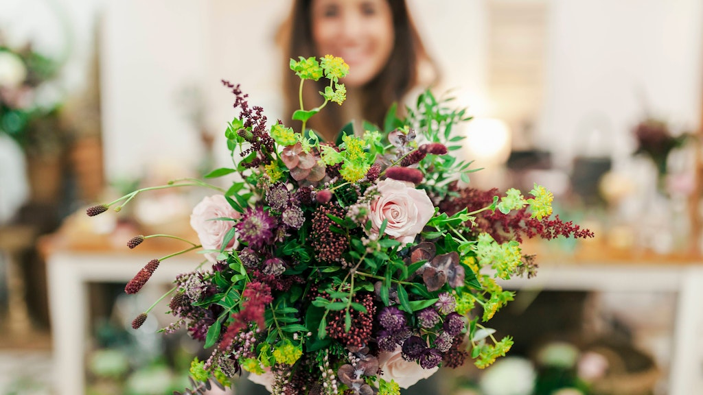 Blumenläden müssen im Lockdown schließen. Allerdings können Kunden Ware weiter bestellen, sie sich liefern lassen oder vor der Ladentür abholen.