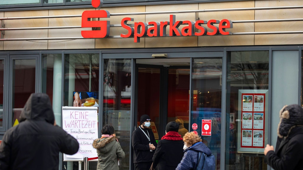 Die Sparkassen-Filialen bleiben in Berlin weiter offen.