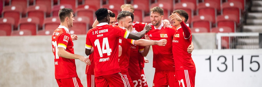 Das eiserne Wimmelbild: Such den Schützen. Kleiner Tipp: Marvin Friedrich, Kopfballschütze des 1:0, ist der Zweite von rechts. 