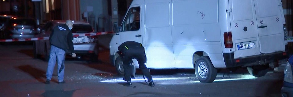 Polizisten untersuchen in Halle einen Transporter, der in dem Streit eine Rolle gespielt haben soll.