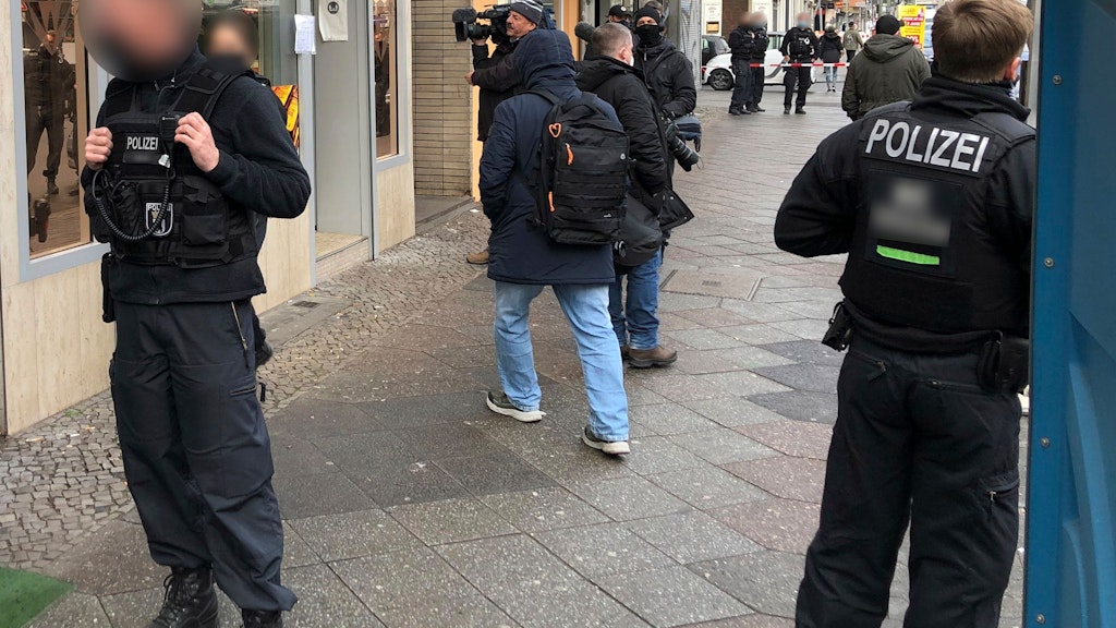 Am Mittwoch durchsuchten Polizeibeamte und Experten zahlreiche Objekte auf der Neuköllner Sonnenallee.