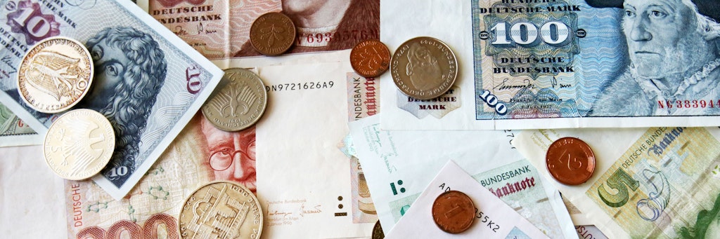 Die Deutschen horten gerne altes Geld: Ende November waren nach Angaben der Deutschen Bundesbank Scheine und Münzen im Gesamtwert von 12,4 Milliarden Mark (6,34 Mrd Euro) noch nicht umgetauscht.