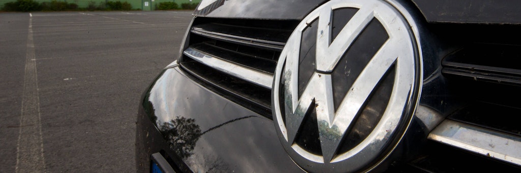 Ein VW steht auf einem Betriebsgelände des Automobilherstellers (Archivbild).