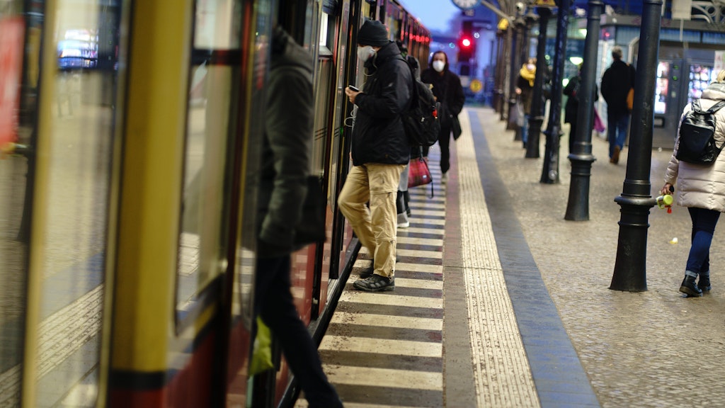 Nur wenige Menschen steigen am Morgen am Gleis im S-Bahnhof Friedenau in eine S-Bahn ein. 