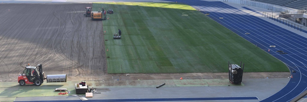 Das Olympiastadion muss zweimal im Jahr einen neuen Rollrasen bekommen.
