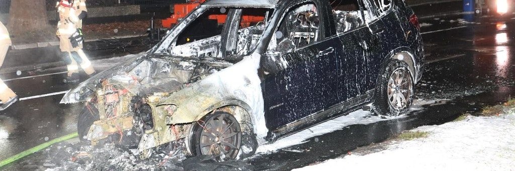 Die Feuerwehr hat den Pkw gelöscht.