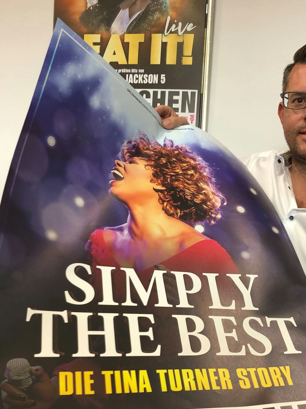 Konzert- und Musikel-Veranstalter Oliver Forster mit dem umstrittenen Plakat zu seiner Tina -Turner-Show.