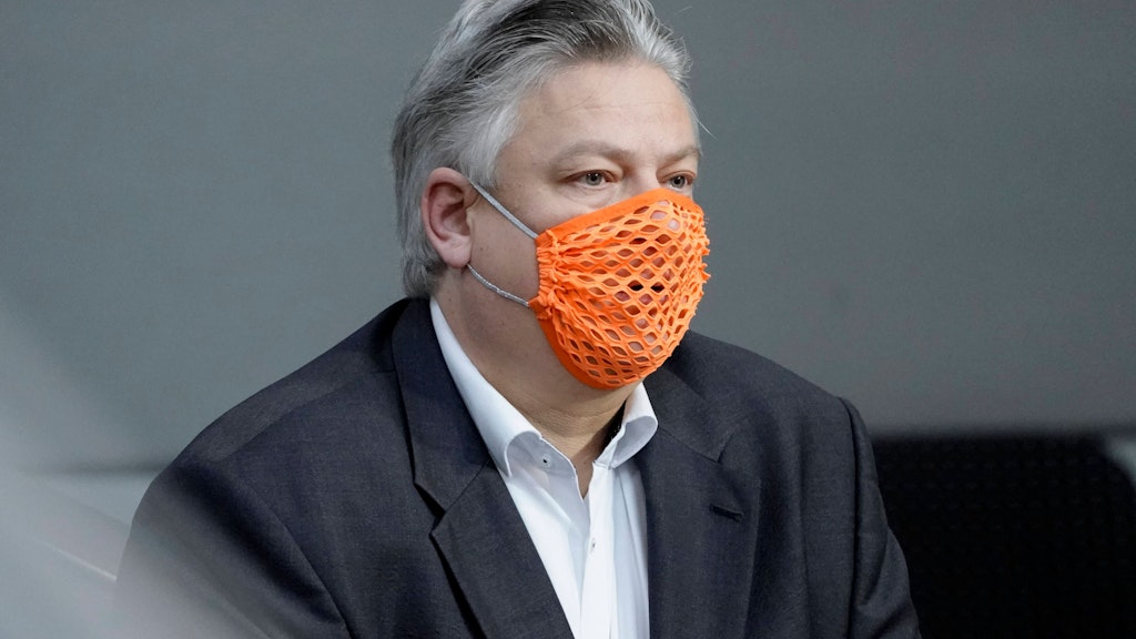 Am 20. November war Thomas Seitz mit dieser löchrigen Maske im Bundestag erschienen, offenbar, um gegen Corona-Maßnahmen zu protestieren.