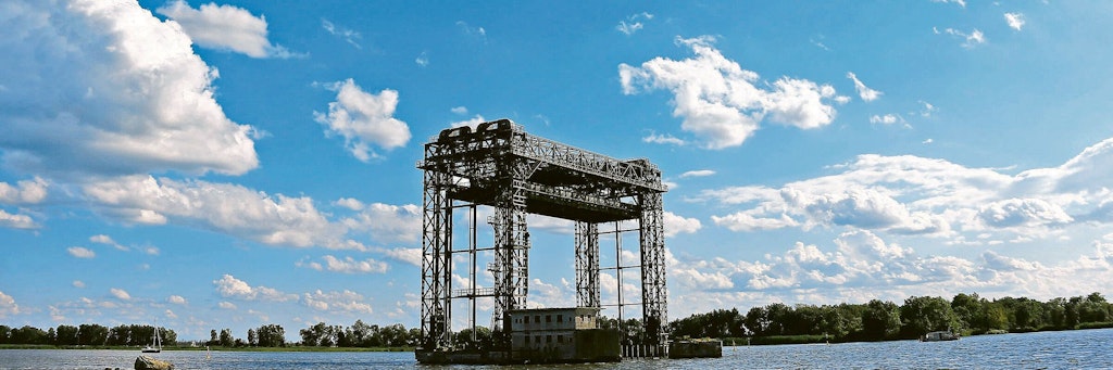 Die 1933 gebaute und im April 1945 gesprengte Karniner Hubbrücke. Seit Jahren wird geprüft, ob ein Wiederaufbau der Strecke wirtschaftlich möglich ist.