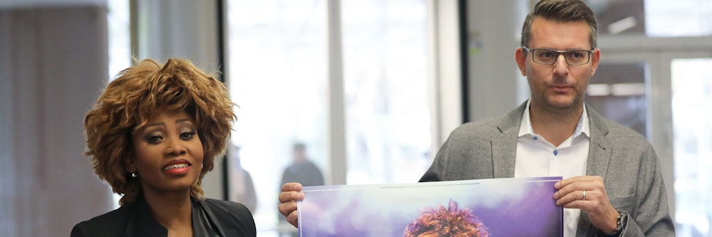 Oliver Forster (re.), Geschäftsführer der Konzertagentur Cofo Entertainment GmbH & Co.KG, und Dorothea „Coco“ Fletcher, Darstellerin der Sängerin Tina Turner, kommen mit Plakat in das Landgericht.
