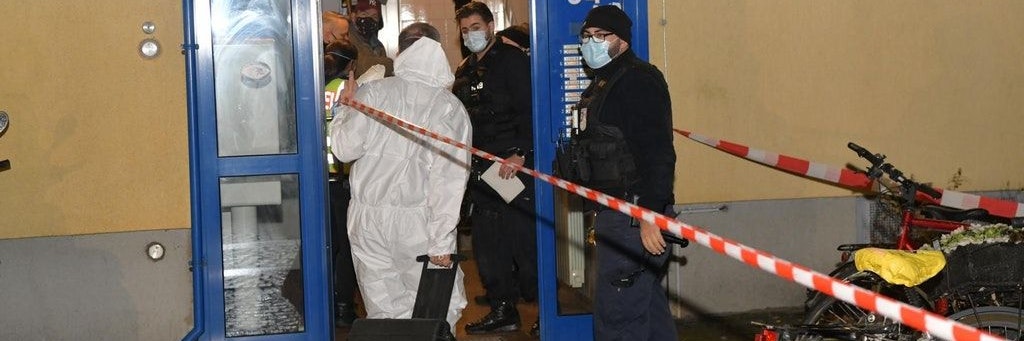 Polizisten haben den Eingang zu dem Haus am Loewenhardtdamm in Tempelhof abgesperrt. 
