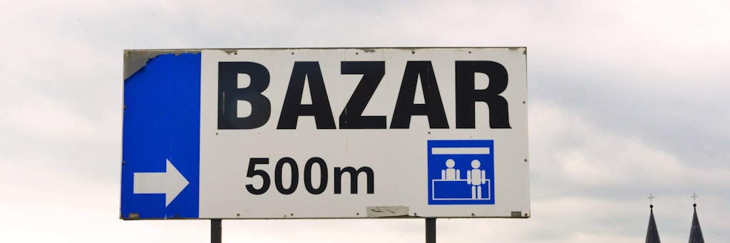 Wegweiser zum Bazar Polenmarkt in Slubice.