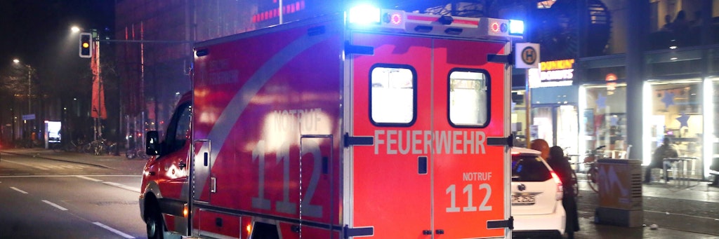 Ein Rettungswagen ist in der Silvesternacht 2019/20 im Einsatz.