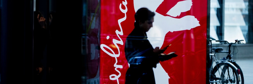 Das war letztes Jahr: Eine Frau geht an einem Berlinale-Plakat vorbei.