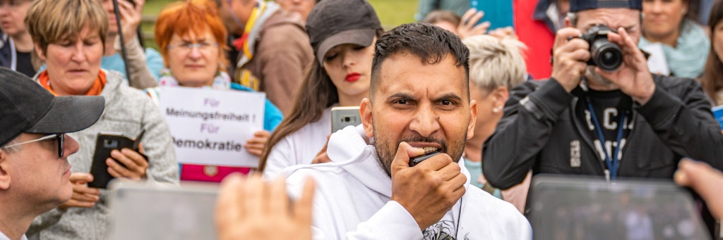 TV-Koch Attila Hildmann bei einer Demo vor dem Reichstag. 