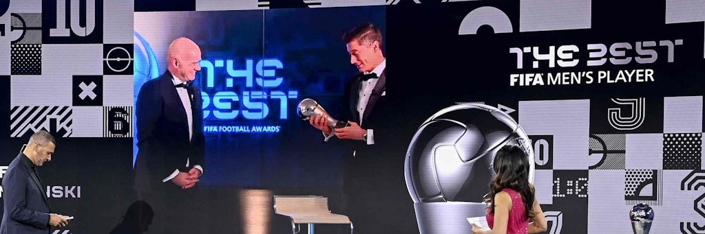 In Zürich ist nur auf der Leinwand zu sehen, wie Fifa-Boss Infantino Bayerns Lewandowski ehrt.