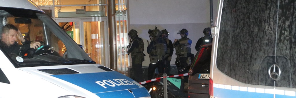 Schwer bewaffnete SEK-Beamte betreten das Treptower Einkaufzentrum. 