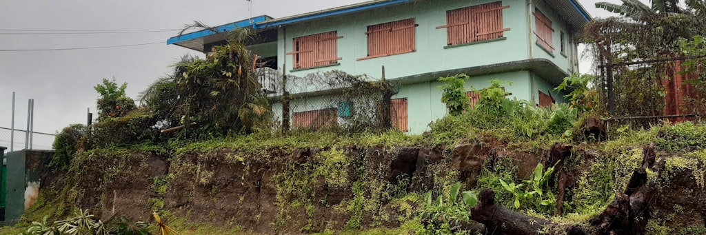Die Fensterläden eines Hauses sind in Vorbereitung auf den Zyklon Yasa im Stadtteil Tamavua in Suva geschlossen.