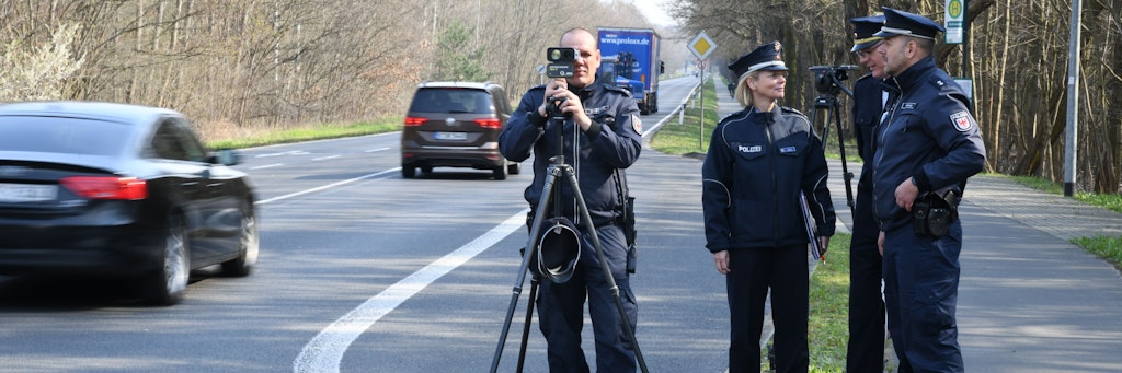Die Polizei in Brandenburg misst Geschwindigkeitsüberschreitungen.