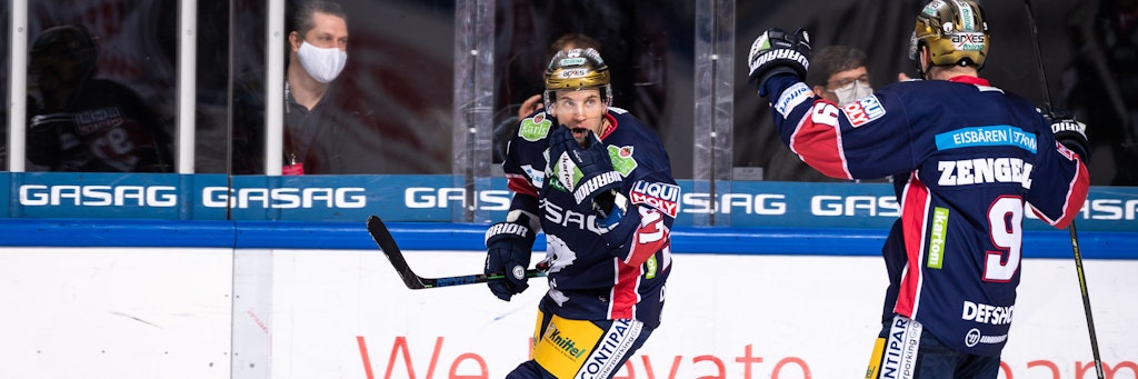 Eisbär Matt White (l.) lässt sich nach seinem 2:1 von Vorlagengeber Mark Zengerle feiern.