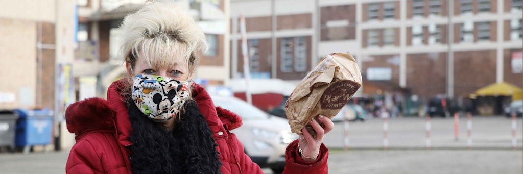 Fabiola aus Spandau hat Brot, ihre Lieblingschips und andere Kleinigkeiten auf dem Markt gekauft.