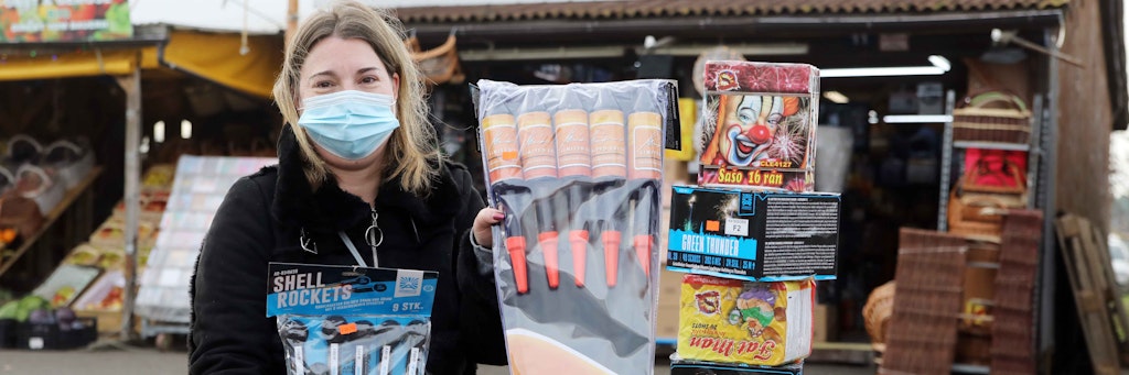 Ria Bautsch ist aus der Nähe von Hamburg angereist, um Feuerwerk für Silvester zu kaufen.
