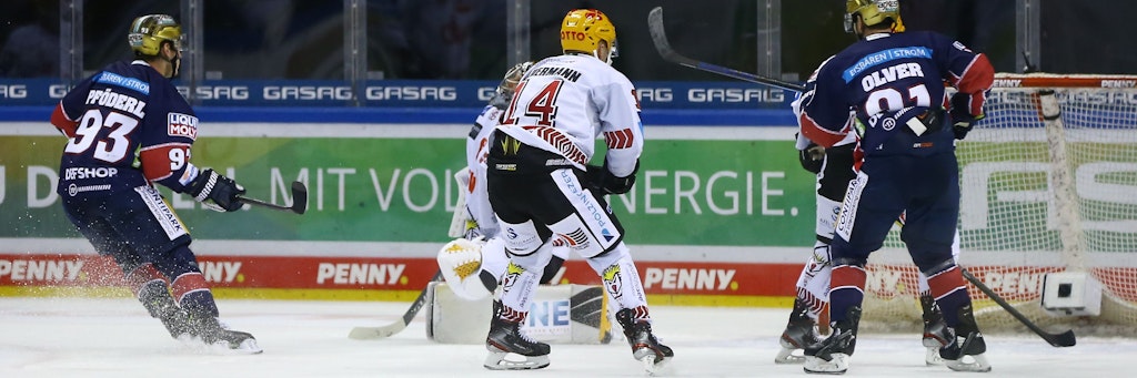 Und drin! Eisbär Leo Pföderl (l.) trifft zum zwischenzeitlichen 3:1 gegen Bremerhaven.