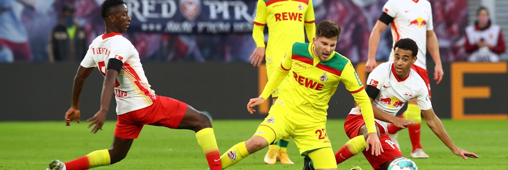 Viel Kampf, aber keine Tore. Leipzigs Amadou Haidara (l.) und Tyler Adams nehmen Kölns Elvis Rexhbecaj in die Zange.