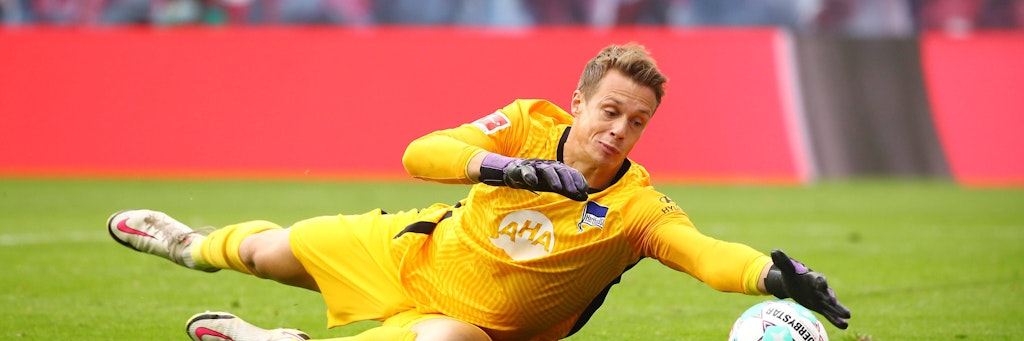 Herthas Torwart Alexander Schwolow will Sonntag wieder kräftig zupacken, damit Hertha in Freiburg Punkte holt. 