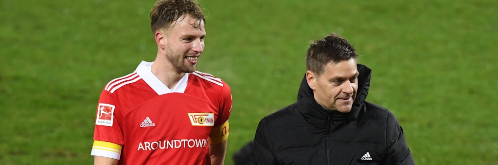 Unions Sportchef Oliver Ruhnert mit Matchwinner Marvin Friedrich.