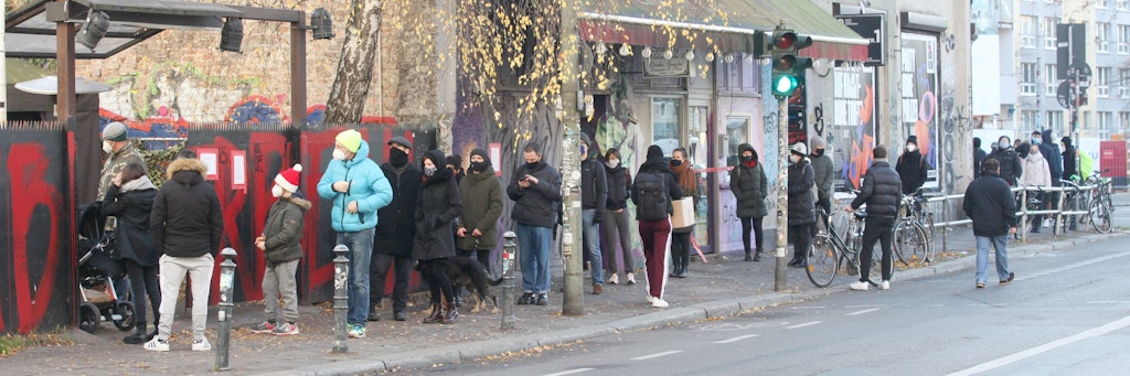 Vor dem KitKatClub in Mitte: Die Nachfrage nach Corona-Schnelltests ist groß.
